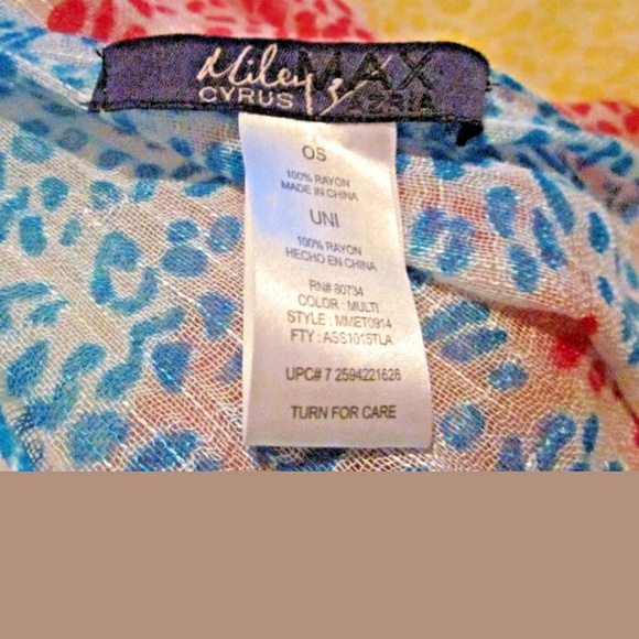 Miley Cyrus Scarf - Picture 5 of 5